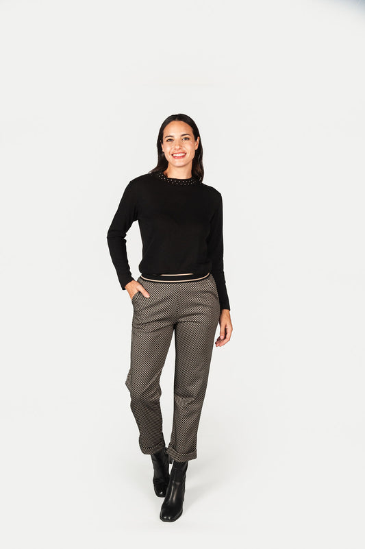 Pantalón estampado ancho, con goma en cintura haciendo contraste y bolsillos. Bajo acabado en dobladillo.

Composición: 85% Poliéster, 10% Viscosa y 5% Elastano.

Se recomienda lavar a mano o en lavadora hasta 30º. No usar lejía, planchar suavemente del revés hasta 110º y no usar secadora.