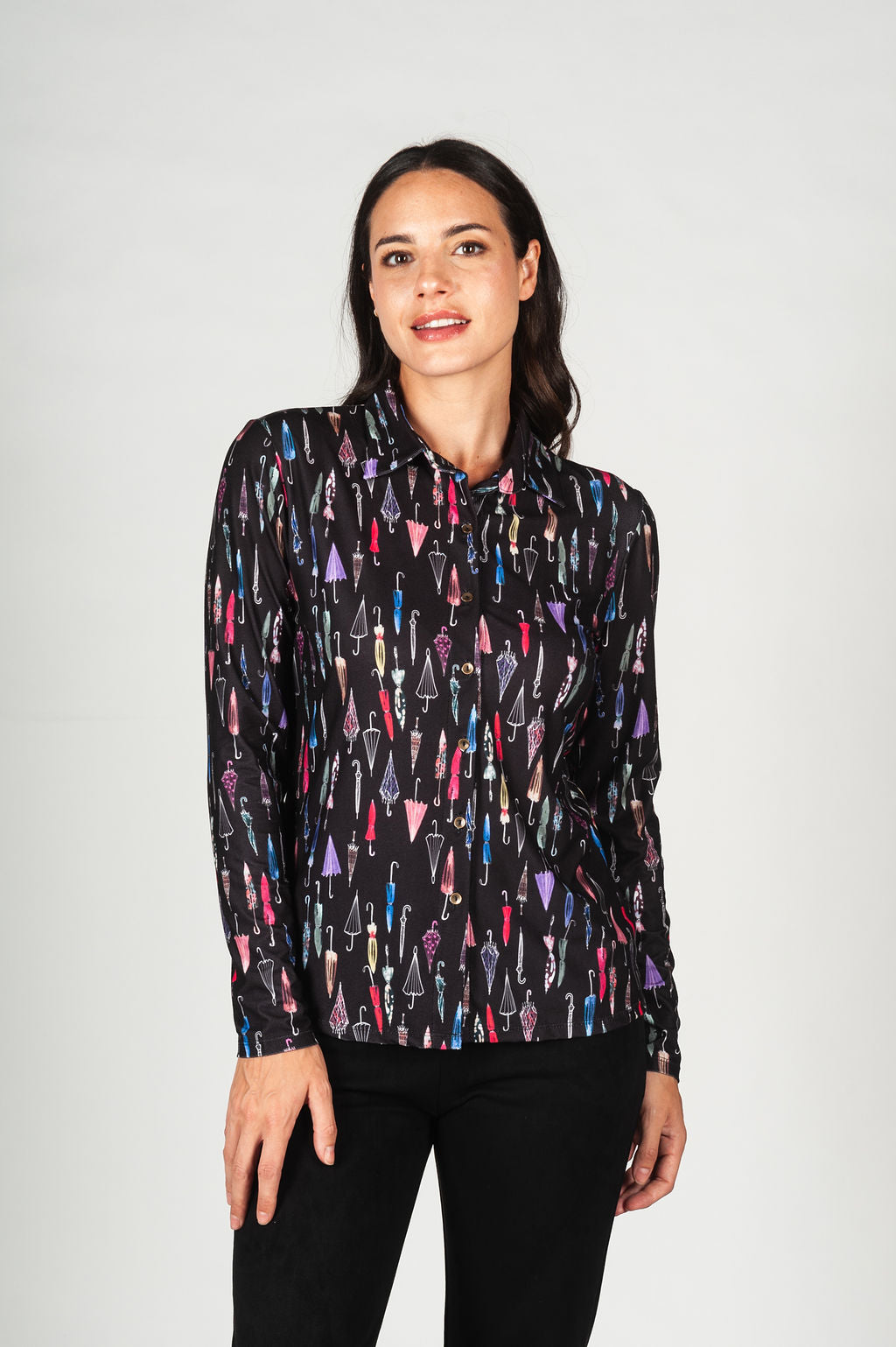 Camisa de manga larga, de tejido agradable y que no necesita plancha, en cuatro estampados diferentes.

Composición: 95% Poliéster y 5% Elastano.

Se recomienda lavar a mano o en lavadora hasta 30º. No usar lejía, planchar suavemente del revés hasta 110º y no usar secadora.