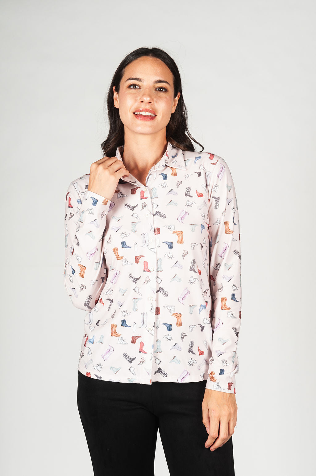 Camisa de manga larga, de tejido agradable y que no necesita plancha, en cuatro estampados diferentes.

Composición: 95% Poliéster y 5% Elastano.

Se recomienda lavar a mano o en lavadora hasta 30º. No usar lejía, planchar suavemente del revés hasta 110º y no usar secadora.