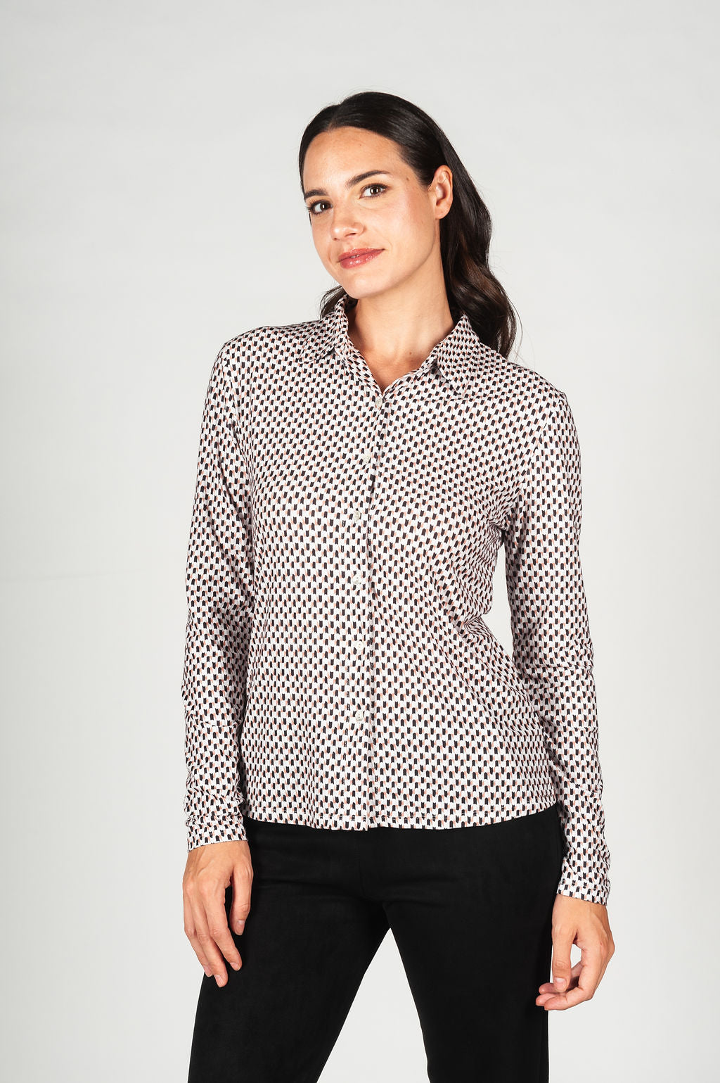 Camisa de manga larga, de tejido agradable y que no necesita plancha, en cuatro estampados diferentes.

Composición: 95% Poliéster y 5% Elastano.

Se recomienda lavar a mano o en lavadora hasta 30º. No usar lejía, planchar suavemente del revés hasta 110º y no usar secadora.