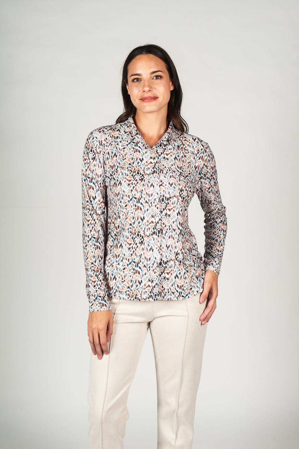 Camisa de manga larga, de tejido agradable y que no necesita plancha, en cuatro estampados diferentes.

Composición: 95% Poliéster y 5% Elastano.

Se recomienda lavar a mano o en lavadora hasta 30º. No usar lejía, planchar suavemente del revés hasta 110º y no usar secadora.