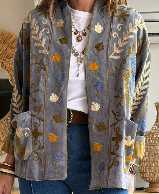 Chaqueta tipo kimono de terciopelo en tono gris con preciosos bordados florales en mostaza, azul y crema.

Cada pieza está bordada artesanalmente, lo que la convierte en una prenda&nbsp;

Perfecta para elevar cualquier look con ese aire boho y sofisticado que tanto nos gusta.

Composición: 100% Algodón.

Se recomienda lavar a mano o en lavadora hasta 30º. No usar lejía, planchar suavemente del revés hasta 110º y no usar secadora.