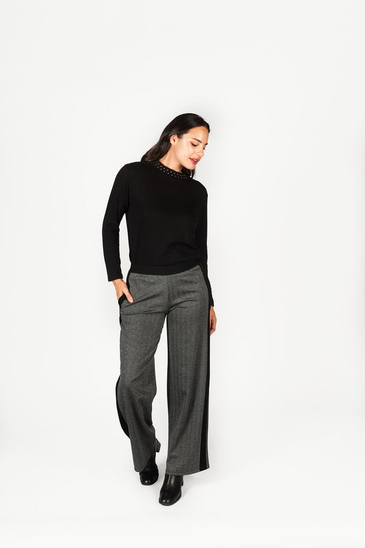 Pantalón jaspeado, ancho, con goma en cintura y bolsillos. Detalle de franja negra en laterales de la pierna.

Composición: 98% Poliéster y 2% Elastano.

Se recomienda lavar a mano o en lavadora hasta 30º. No usar lejía, planchar suavemente del revés hasta 110º y no usar secadora.
