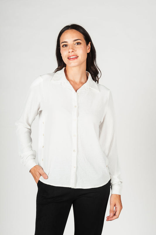 Camisa blanca clásica, pero con un tejido y caída brutales.

Composición: 100% Poliéster.

Se recomienda lavar a mano o en lavadora hasta 30º. No usar lejía, planchar suavemente del revés hasta 110º y no usar secadora.