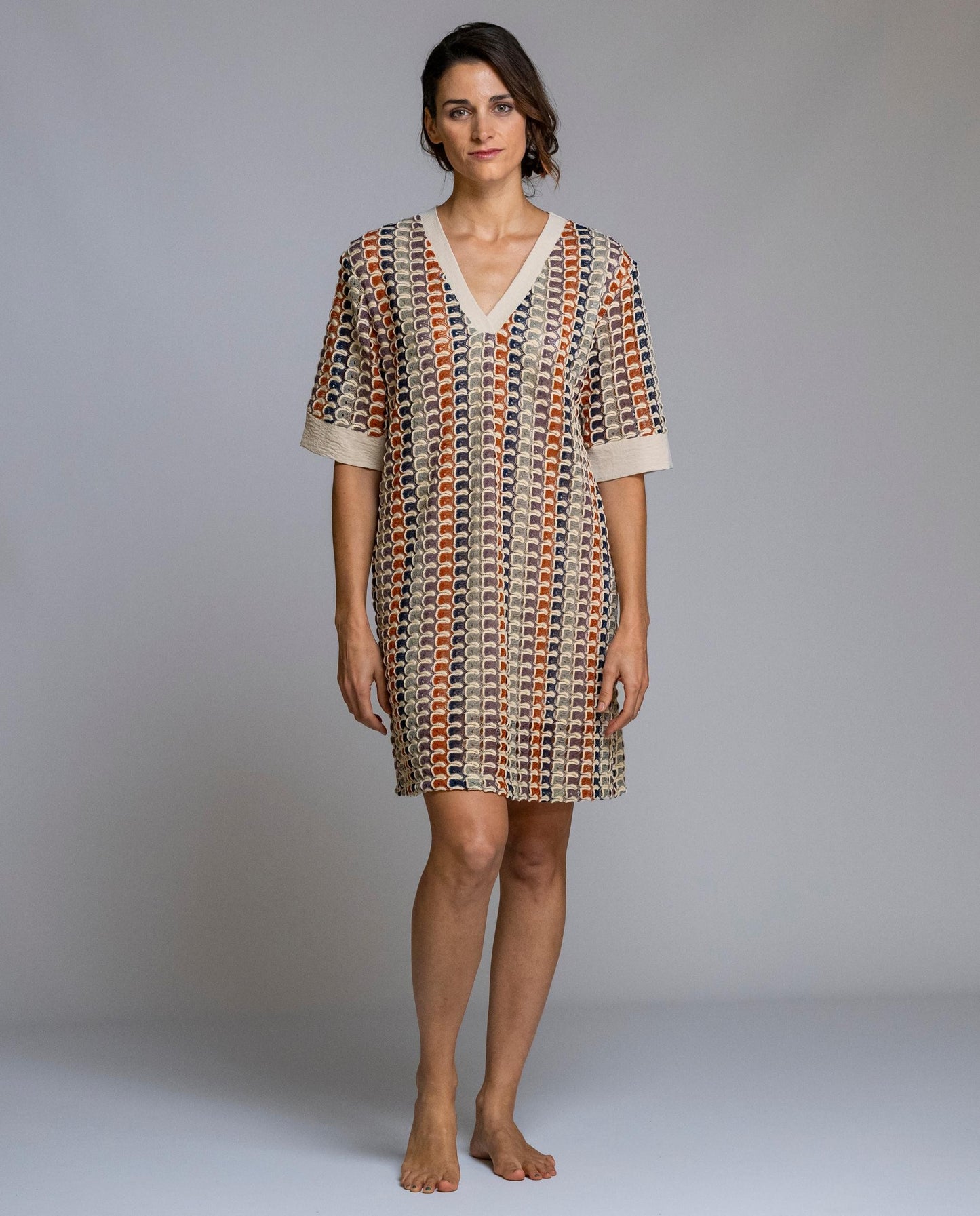 Vestido de crochet, elegante y cómodo, ideal para los días más cálidos. Confeccionado en tejido de crochet ligero y transpirable, destaca por su escote en pico con vivo en contraste y manga corta, que aportan un toque actual y favorecedor. Su corte recto ofrece una caída natural que se adapta cómodamente al cuerpo. Perfecto para llevar en casa, de vacaciones o para un look relajado de verano con estilo.

Composición: 100% Poliéster.

Se recomienda lavar a mano o en lavadora hasta 30º. No usar lejía, plancha
