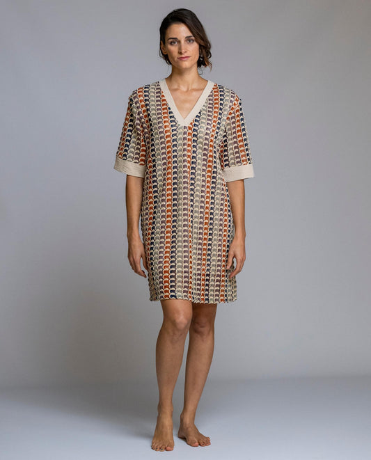 Vestido de crochet, elegante y cómodo, ideal para los días más cálidos. Confeccionado en tejido de crochet ligero y transpirable, destaca por su escote en pico con vivo en contraste y manga corta, que aportan un toque actual y favorecedor. Su corte recto ofrece una caída natural que se adapta cómodamente al cuerpo. Perfecto para llevar en casa, de vacaciones o para un look relajado de verano con estilo.

Composición: 100% Poliéster.

Se recomienda lavar a mano o en lavadora hasta 30º. No usar lejía, plancha