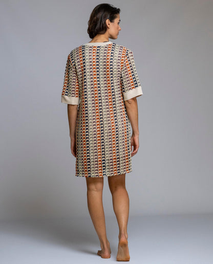 Vestido de crochet, elegante y cómodo, ideal para los días más cálidos. Confeccionado en tejido de crochet ligero y transpirable, destaca por su escote en pico con vivo en contraste y manga corta, que aportan un toque actual y favorecedor. Su corte recto ofrece una caída natural que se adapta cómodamente al cuerpo. Perfecto para llevar en casa, de vacaciones o para un look relajado de verano con estilo.

Composición: 100% Poliéster.

Se recomienda lavar a mano o en lavadora hasta 30º. No usar lejía, plancha