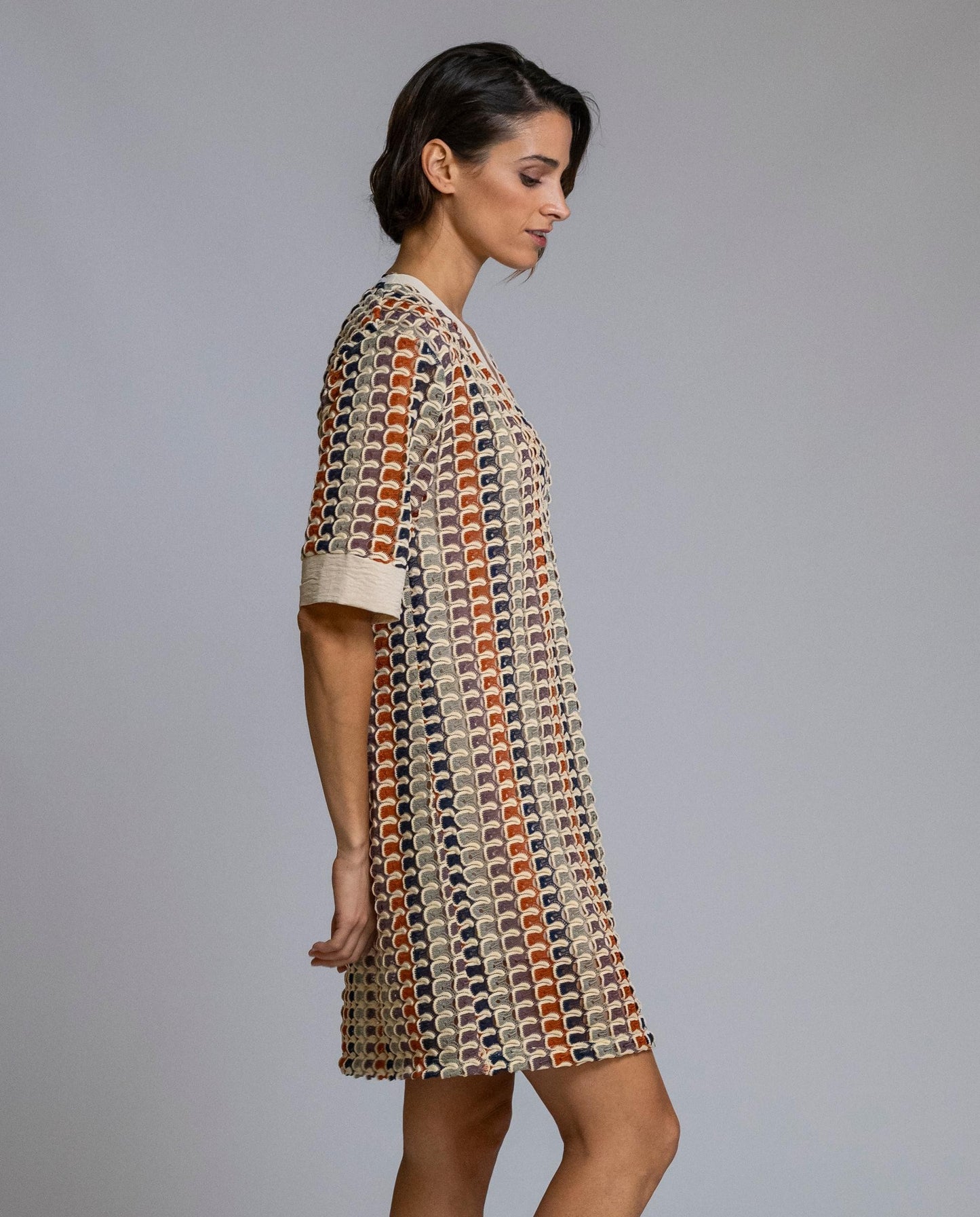 Vestido de crochet, elegante y cómodo, ideal para los días más cálidos. Confeccionado en tejido de crochet ligero y transpirable, destaca por su escote en pico con vivo en contraste y manga corta, que aportan un toque actual y favorecedor. Su corte recto ofrece una caída natural que se adapta cómodamente al cuerpo. Perfecto para llevar en casa, de vacaciones o para un look relajado de verano con estilo.

Composición: 100% Poliéster.

Se recomienda lavar a mano o en lavadora hasta 30º. No usar lejía, plancha