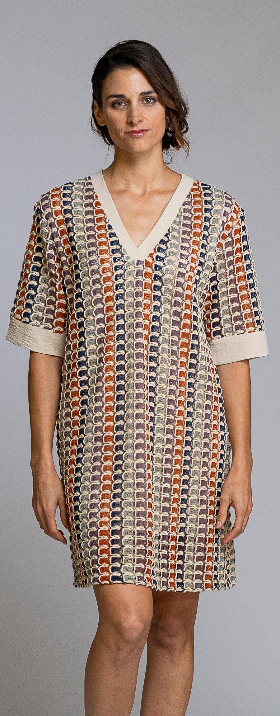 Vestido de crochet, elegante y cómodo, ideal para los días más cálidos. Confeccionado en tejido de crochet ligero y transpirable, destaca por su escote en pico con vivo en contraste y manga corta, que aportan un toque actual y favorecedor. Su corte recto ofrece una caída natural que se adapta cómodamente al cuerpo. Perfecto para llevar en casa, de vacaciones o para un look relajado de verano con estilo.

Composición: 100% Poliéster.

Se recomienda lavar a mano o en lavadora hasta 30º. No usar lejía, plancha