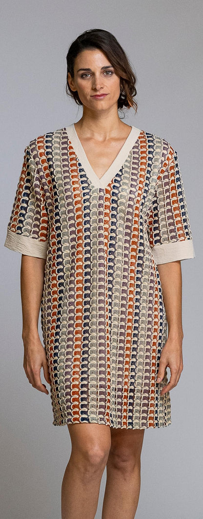 Vestido de crochet, elegante y cómodo, ideal para los días más cálidos. Confeccionado en tejido de crochet ligero y transpirable, destaca por su escote en pico con vivo en contraste y manga corta, que aportan un toque actual y favorecedor. Su corte recto ofrece una caída natural que se adapta cómodamente al cuerpo. Perfecto para llevar en casa, de vacaciones o para un look relajado de verano con estilo.

Composición: 100% Poliéster.

Se recomienda lavar a mano o en lavadora hasta 30º. No usar lejía, plancha
