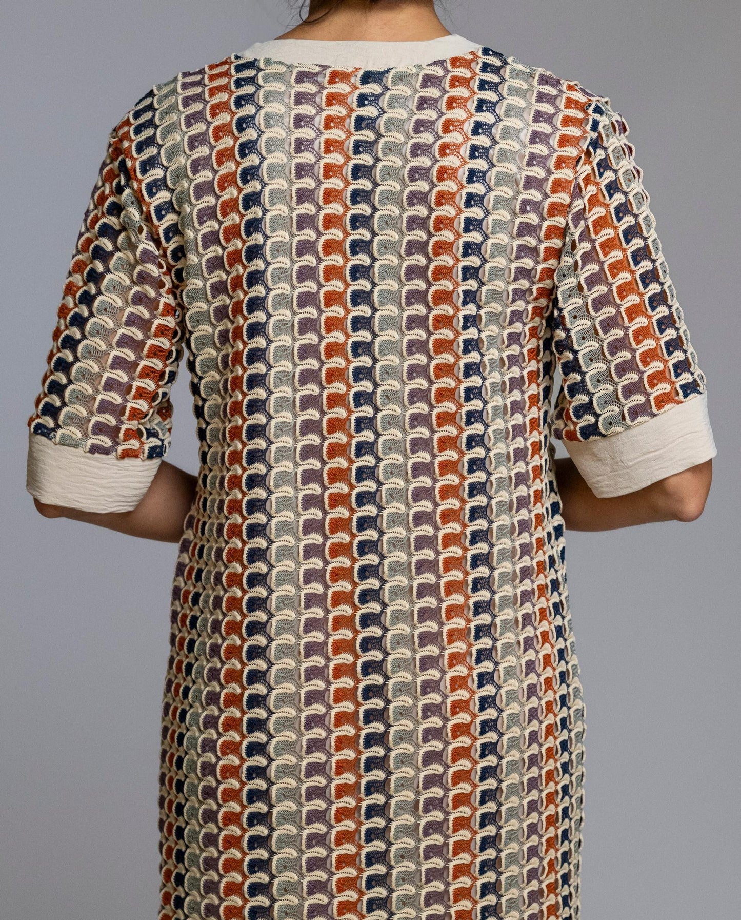 Vestido de crochet, elegante y cómodo, ideal para los días más cálidos. Confeccionado en tejido de crochet ligero y transpirable, destaca por su escote en pico con vivo en contraste y manga corta, que aportan un toque actual y favorecedor. Su corte recto ofrece una caída natural que se adapta cómodamente al cuerpo. Perfecto para llevar en casa, de vacaciones o para un look relajado de verano con estilo.

Composición: 100% Poliéster.

Se recomienda lavar a mano o en lavadora hasta 30º. No usar lejía, plancha