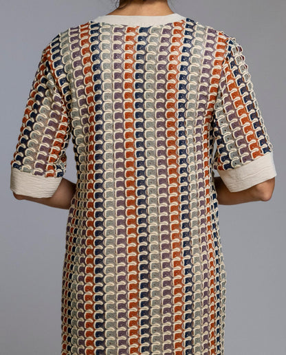 Vestido de crochet, elegante y cómodo, ideal para los días más cálidos. Confeccionado en tejido de crochet ligero y transpirable, destaca por su escote en pico con vivo en contraste y manga corta, que aportan un toque actual y favorecedor. Su corte recto ofrece una caída natural que se adapta cómodamente al cuerpo. Perfecto para llevar en casa, de vacaciones o para un look relajado de verano con estilo.

Composición: 100% Poliéster.

Se recomienda lavar a mano o en lavadora hasta 30º. No usar lejía, plancha