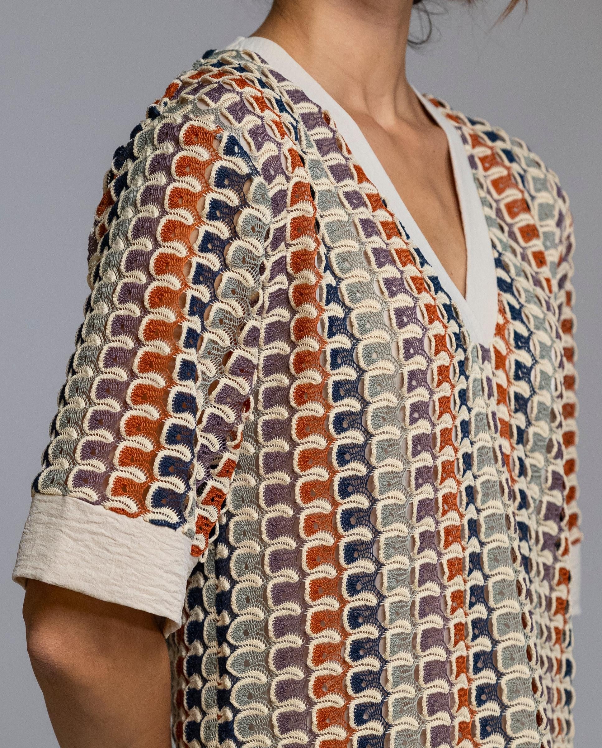 Vestido de crochet, elegante y cómodo, ideal para los días más cálidos. Confeccionado en tejido de crochet ligero y transpirable, destaca por su escote en pico con vivo en contraste y manga corta, que aportan un toque actual y favorecedor. Su corte recto ofrece una caída natural que se adapta cómodamente al cuerpo. Perfecto para llevar en casa, de vacaciones o para un look relajado de verano con estilo.

Composición: 100% Poliéster.

Se recomienda lavar a mano o en lavadora hasta 30º. No usar lejía, plancha