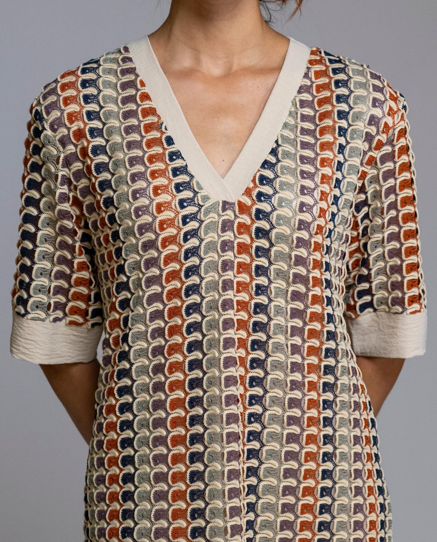 Vestido de crochet, elegante y cómodo, ideal para los días más cálidos. Confeccionado en tejido de crochet ligero y transpirable, destaca por su escote en pico con vivo en contraste y manga corta, que aportan un toque actual y favorecedor. Su corte recto ofrece una caída natural que se adapta cómodamente al cuerpo. Perfecto para llevar en casa, de vacaciones o para un look relajado de verano con estilo.

Composición: 100% Poliéster.

Se recomienda lavar a mano o en lavadora hasta 30º. No usar lejía, plancha