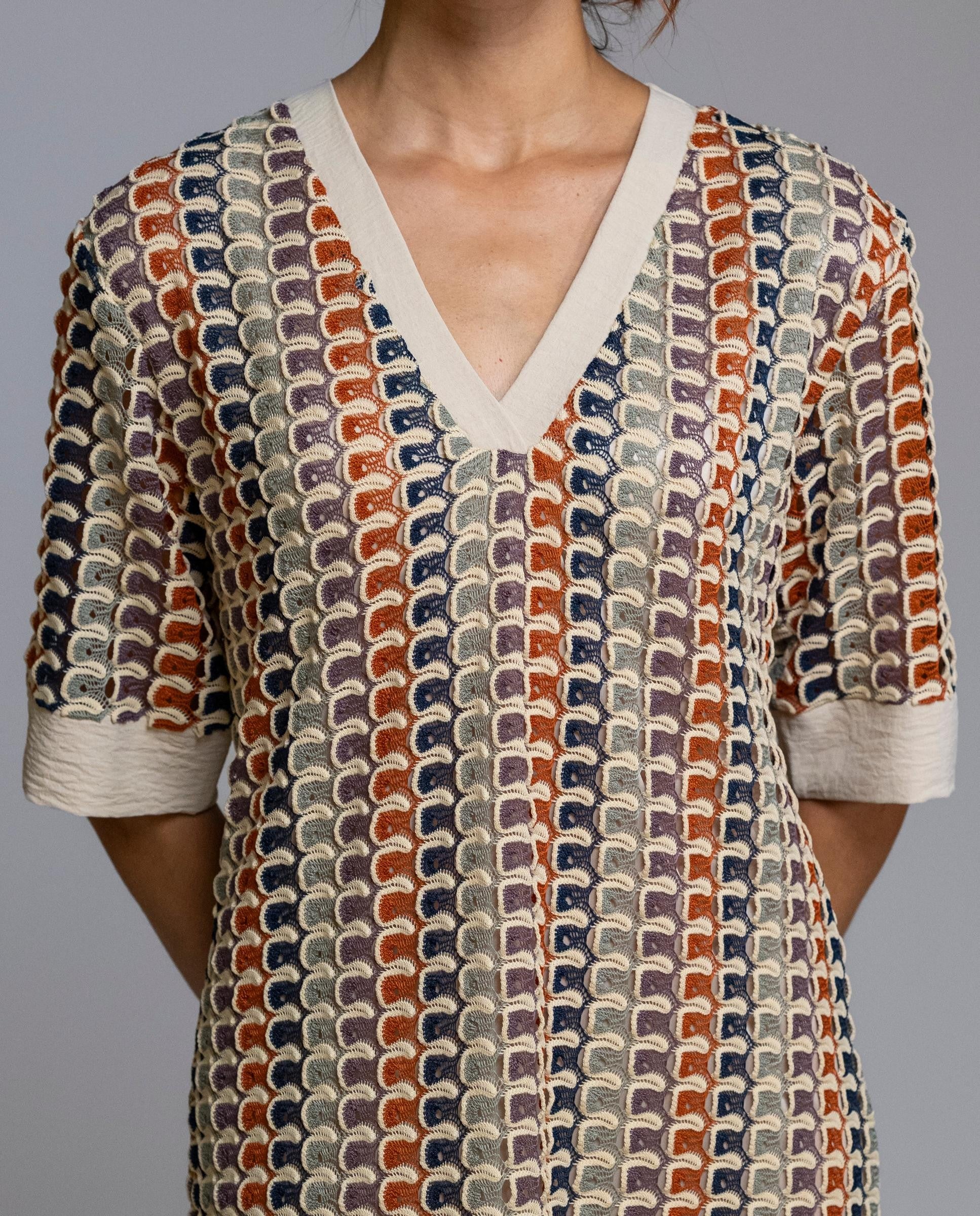 Vestido de crochet, elegante y cómodo, ideal para los días más cálidos. Confeccionado en tejido de crochet ligero y transpirable, destaca por su escote en pico con vivo en contraste y manga corta, que aportan un toque actual y favorecedor. Su corte recto ofrece una caída natural que se adapta cómodamente al cuerpo. Perfecto para llevar en casa, de vacaciones o para un look relajado de verano con estilo.

Composición: 100% Poliéster.

Se recomienda lavar a mano o en lavadora hasta 30º. No usar lejía, plancha