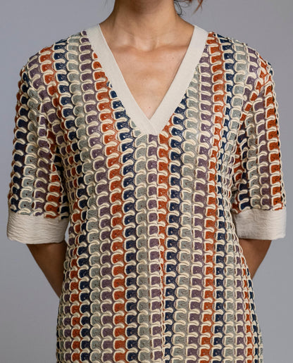 Vestido de crochet, elegante y cómodo, ideal para los días más cálidos. Confeccionado en tejido de crochet ligero y transpirable, destaca por su escote en pico con vivo en contraste y manga corta, que aportan un toque actual y favorecedor. Su corte recto ofrece una caída natural que se adapta cómodamente al cuerpo. Perfecto para llevar en casa, de vacaciones o para un look relajado de verano con estilo.

Composición: 100% Poliéster.

Se recomienda lavar a mano o en lavadora hasta 30º. No usar lejía, plancha