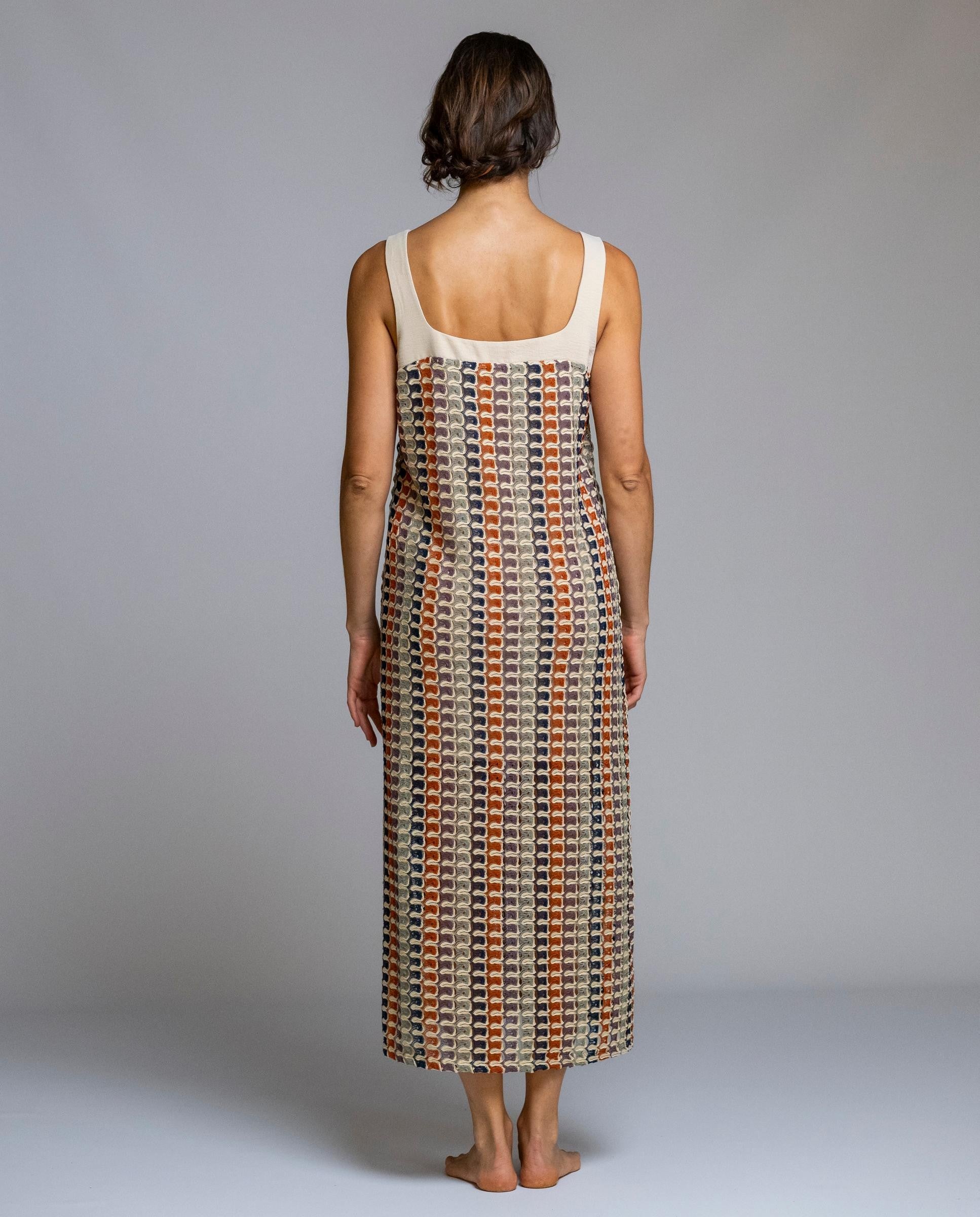 Vestido largo de crochet, ideal para un look veraniego natural y elegante. Confeccionado en tejido de crochet ligero y transpirable, destaca por su escote recto con tirantes anchos en contraste, que aportan sujeción y un acabado limpio. Su corte largo y fluido estiliza la silueta y garantiza comodidad durante todo el día. Perfecto para vacaciones, paseos al aire libre o como vestido casual con un toque artesanal y sofisticado.

Composición: 100% Poliéster.

Se recomienda lavar a mano o en lavadora hasta 30º