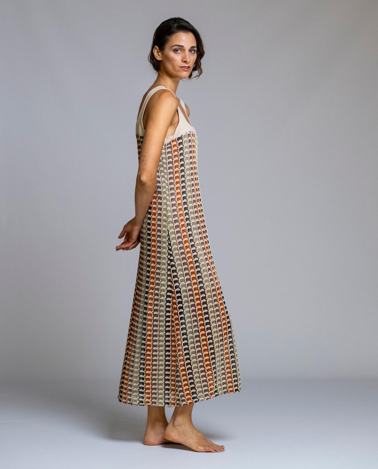 Vestido largo de crochet, ideal para un look veraniego natural y elegante. Confeccionado en tejido de crochet ligero y transpirable, destaca por su escote recto con tirantes anchos en contraste, que aportan sujeción y un acabado limpio. Su corte largo y fluido estiliza la silueta y garantiza comodidad durante todo el día. Perfecto para vacaciones, paseos al aire libre o como vestido casual con un toque artesanal y sofisticado.

Composición: 100% Poliéster.

Se recomienda lavar a mano o en lavadora hasta 30º