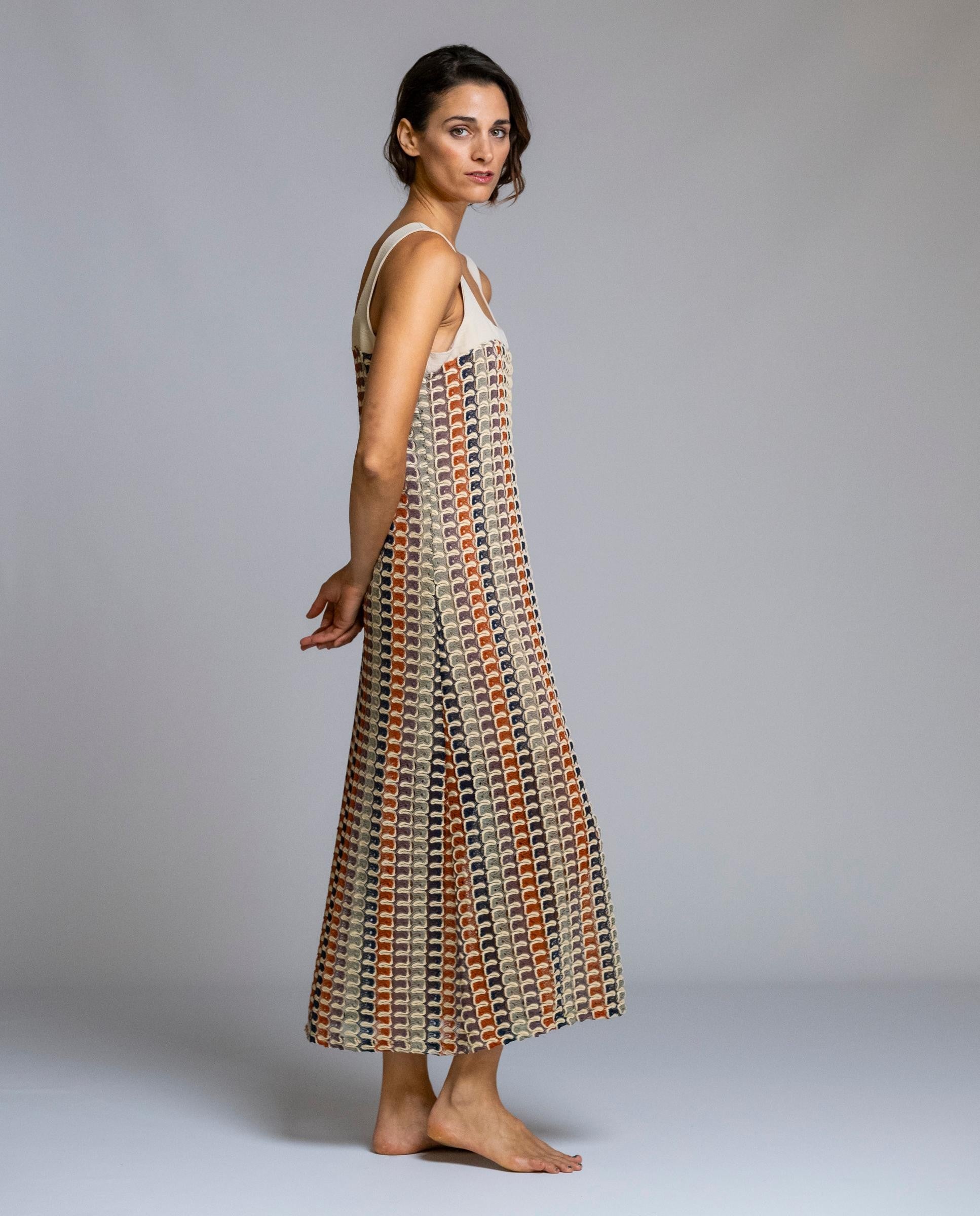 Vestido largo de crochet, ideal para un look veraniego natural y elegante. Confeccionado en tejido de crochet ligero y transpirable, destaca por su escote recto con tirantes anchos en contraste, que aportan sujeción y un acabado limpio. Su corte largo y fluido estiliza la silueta y garantiza comodidad durante todo el día. Perfecto para vacaciones, paseos al aire libre o como vestido casual con un toque artesanal y sofisticado.

Composición: 100% Poliéster.

Se recomienda lavar a mano o en lavadora hasta 30º