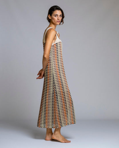Vestido largo de crochet, ideal para un look veraniego natural y elegante. Confeccionado en tejido de crochet ligero y transpirable, destaca por su escote recto con tirantes anchos en contraste, que aportan sujeción y un acabado limpio. Su corte largo y fluido estiliza la silueta y garantiza comodidad durante todo el día. Perfecto para vacaciones, paseos al aire libre o como vestido casual con un toque artesanal y sofisticado.

Composición: 100% Poliéster.

Se recomienda lavar a mano o en lavadora hasta 30º