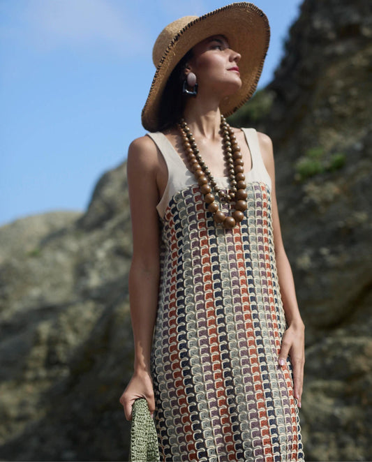 Vestido largo de crochet, ideal para un look veraniego natural y elegante. Confeccionado en tejido de crochet ligero y transpirable, destaca por su escote recto con tirantes anchos en contraste, que aportan sujeción y un acabado limpio. Su corte largo y fluido estiliza la silueta y garantiza comodidad durante todo el día. Perfecto para vacaciones, paseos al aire libre o como vestido casual con un toque artesanal y sofisticado.

Composición: 100% Poliéster.

Se recomienda lavar a mano o en lavadora hasta 30º