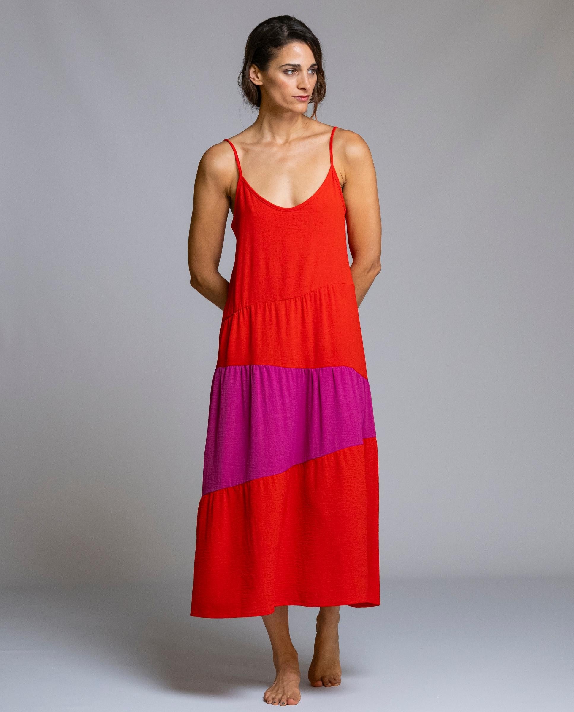Vestido largo Señoretta confeccionado en poliéster 100%, ligero, fluido y muy cómodo. Diseño de tirantes finos con escote redondeado y corte evasé que aporta movimiento y estiliza la silueta. Su combinación de colores le da un aire moderno y veraniego, ideal para el día a día o para ocasiones informales. Un modelo fresco, fácil de llevar y de mantener

Composición: 100% Poliéster.

Se recomienda lavar a mano o en lavadora hasta 30º. No usar lejía, planchar suavemente del revés hasta 110º y no usar secadora.