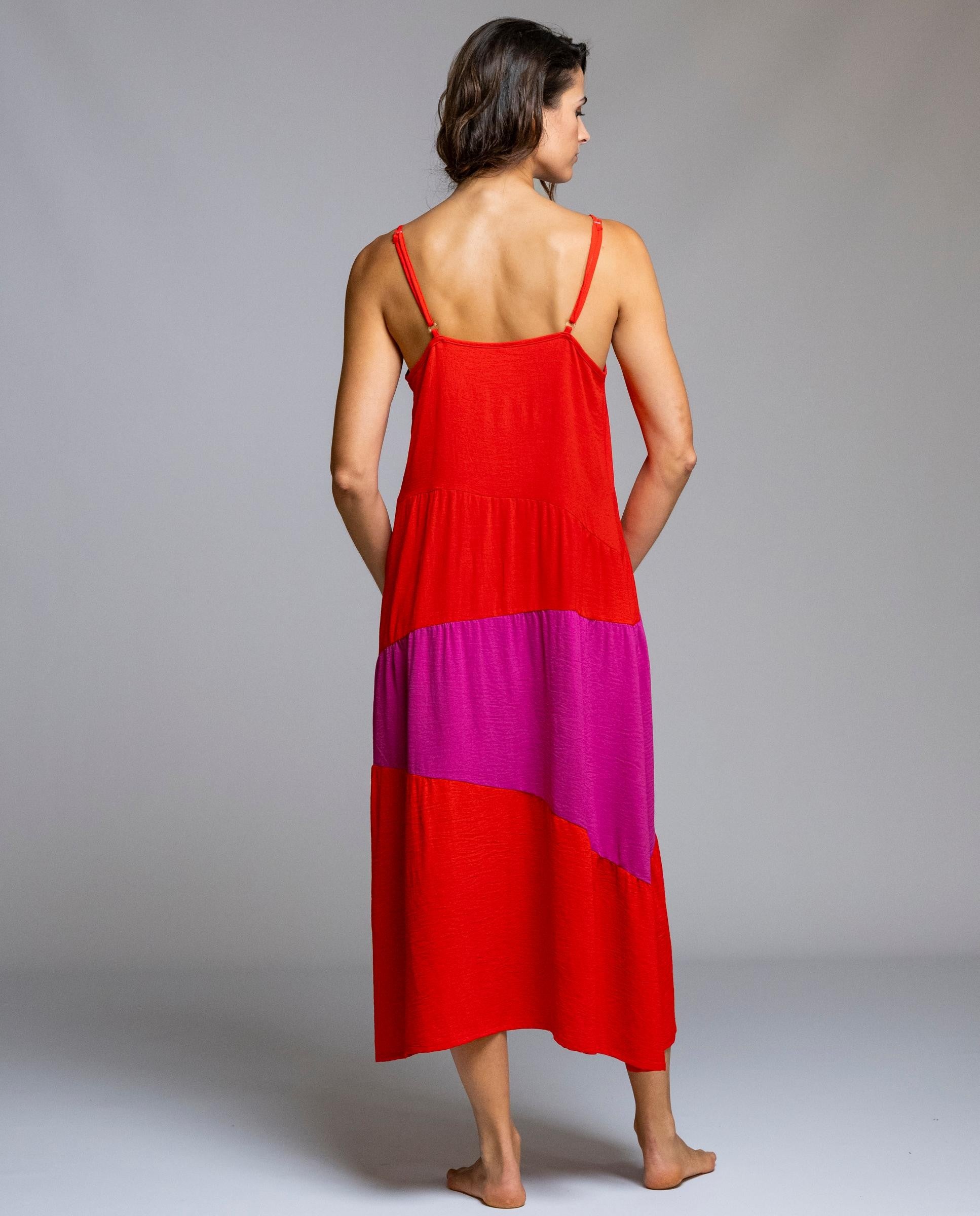 Vestido largo Señoretta confeccionado en poliéster 100%, ligero, fluido y muy cómodo. Diseño de tirantes finos con escote redondeado y corte evasé que aporta movimiento y estiliza la silueta. Su combinación de colores le da un aire moderno y veraniego, ideal para el día a día o para ocasiones informales. Un modelo fresco, fácil de llevar y de mantener

Composición: 100% Poliéster.

Se recomienda lavar a mano o en lavadora hasta 30º. No usar lejía, planchar suavemente del revés hasta 110º y no usar secadora.
