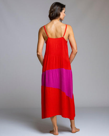 Vestido largo Señoretta confeccionado en poliéster 100%, ligero, fluido y muy cómodo. Diseño de tirantes finos con escote redondeado y corte evasé que aporta movimiento y estiliza la silueta. Su combinación de colores le da un aire moderno y veraniego, ideal para el día a día o para ocasiones informales. Un modelo fresco, fácil de llevar y de mantener

Composición: 100% Poliéster.

Se recomienda lavar a mano o en lavadora hasta 30º. No usar lejía, planchar suavemente del revés hasta 110º y no usar secadora.