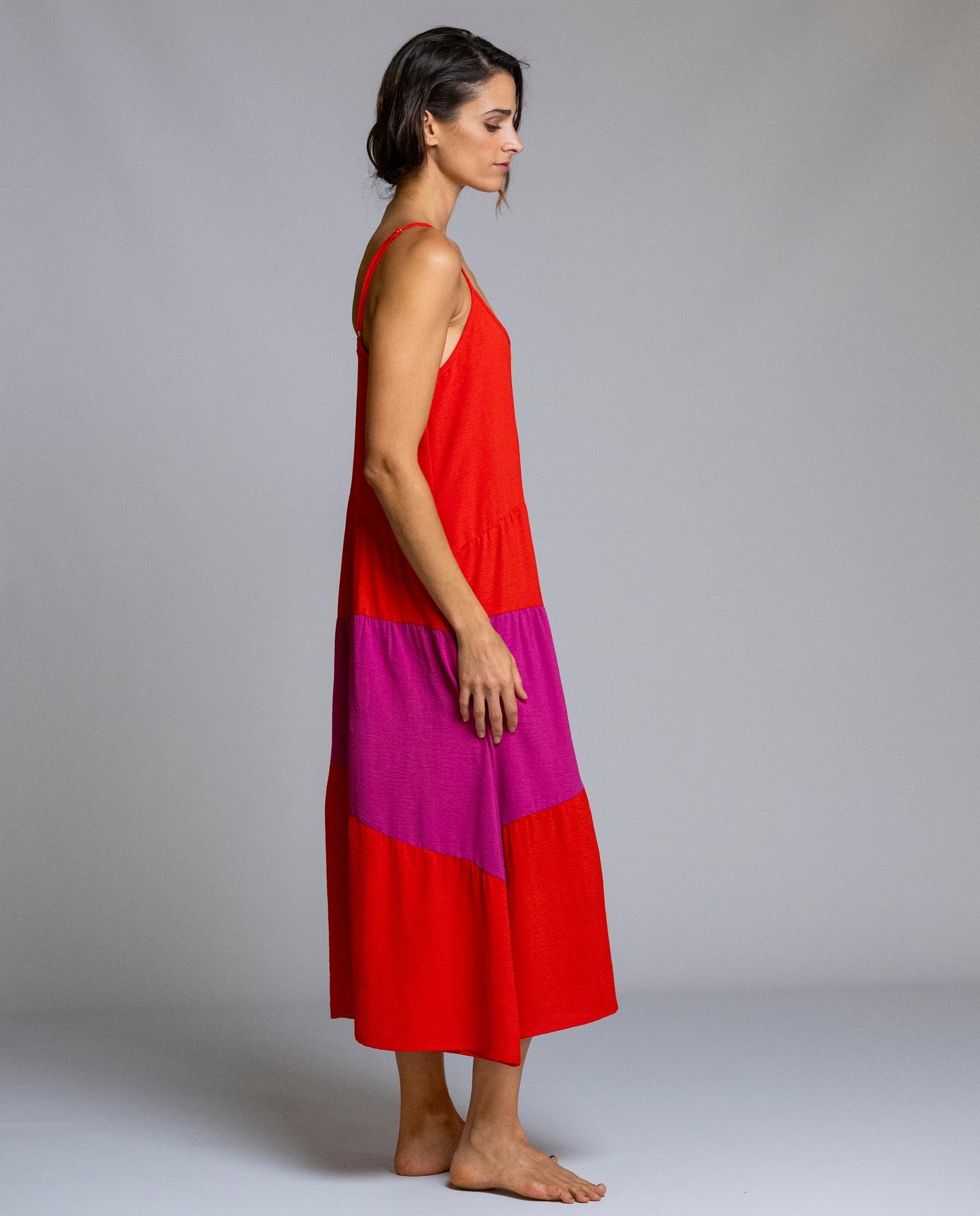 Vestido largo Señoretta confeccionado en poliéster 100%, ligero, fluido y muy cómodo. Diseño de tirantes finos con escote redondeado y corte evasé que aporta movimiento y estiliza la silueta. Su combinación de colores le da un aire moderno y veraniego, ideal para el día a día o para ocasiones informales. Un modelo fresco, fácil de llevar y de mantener

Composición: 100% Poliéster.

Se recomienda lavar a mano o en lavadora hasta 30º. No usar lejía, planchar suavemente del revés hasta 110º y no usar secadora.