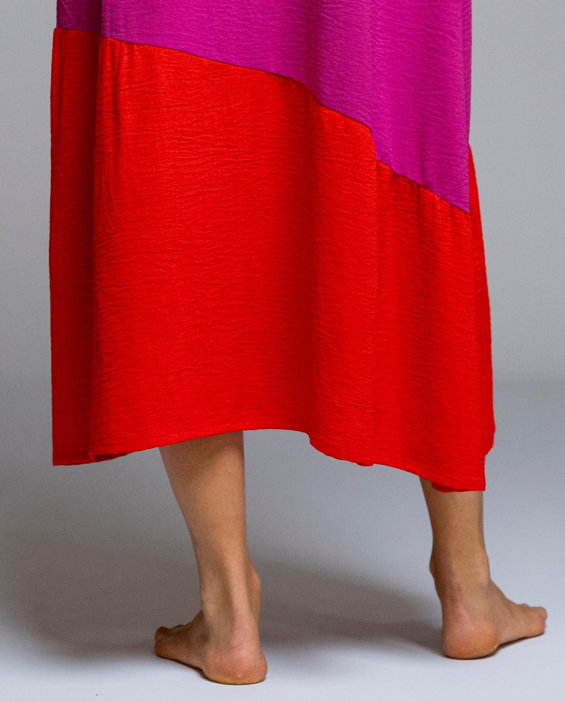 Vestido largo Señoretta confeccionado en poliéster 100%, ligero, fluido y muy cómodo. Diseño de tirantes finos con escote redondeado y corte evasé que aporta movimiento y estiliza la silueta. Su combinación de colores le da un aire moderno y veraniego, ideal para el día a día o para ocasiones informales. Un modelo fresco, fácil de llevar y de mantener

Composición: 100% Poliéster.

Se recomienda lavar a mano o en lavadora hasta 30º. No usar lejía, planchar suavemente del revés hasta 110º y no usar secadora.
