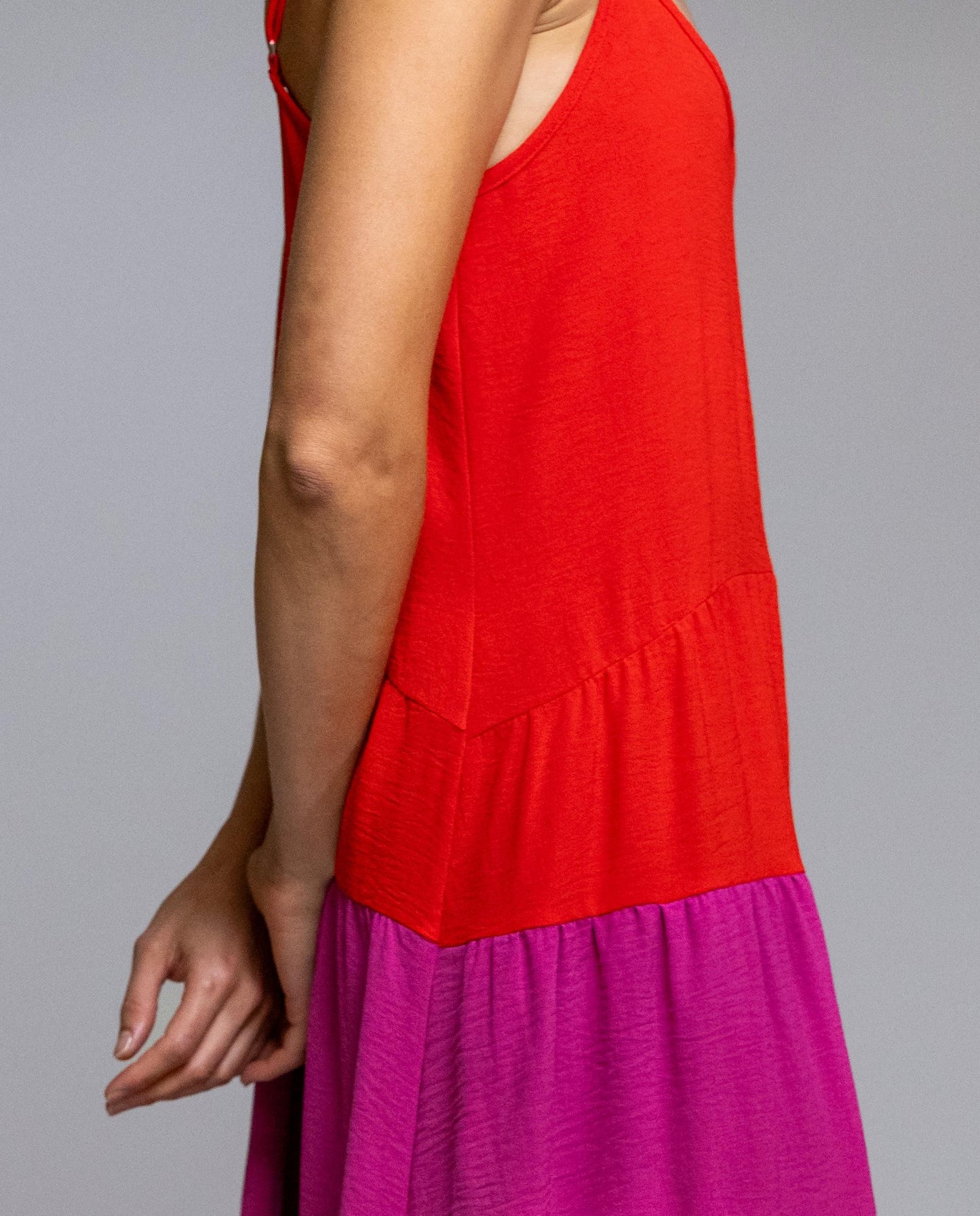 Vestido largo Señoretta confeccionado en poliéster 100%, ligero, fluido y muy cómodo. Diseño de tirantes finos con escote redondeado y corte evasé que aporta movimiento y estiliza la silueta. Su combinación de colores le da un aire moderno y veraniego, ideal para el día a día o para ocasiones informales. Un modelo fresco, fácil de llevar y de mantener

Composición: 100% Poliéster.

Se recomienda lavar a mano o en lavadora hasta 30º. No usar lejía, planchar suavemente del revés hasta 110º y no usar secadora.