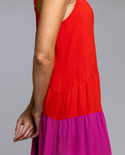 Vestido largo Señoretta confeccionado en poliéster 100%, ligero, fluido y muy cómodo. Diseño de tirantes finos con escote redondeado y corte evasé que aporta movimiento y estiliza la silueta. Su combinación de colores le da un aire moderno y veraniego, ideal para el día a día o para ocasiones informales. Un modelo fresco, fácil de llevar y de mantener

Composición: 100% Poliéster.

Se recomienda lavar a mano o en lavadora hasta 30º. No usar lejía, planchar suavemente del revés hasta 110º y no usar secadora.