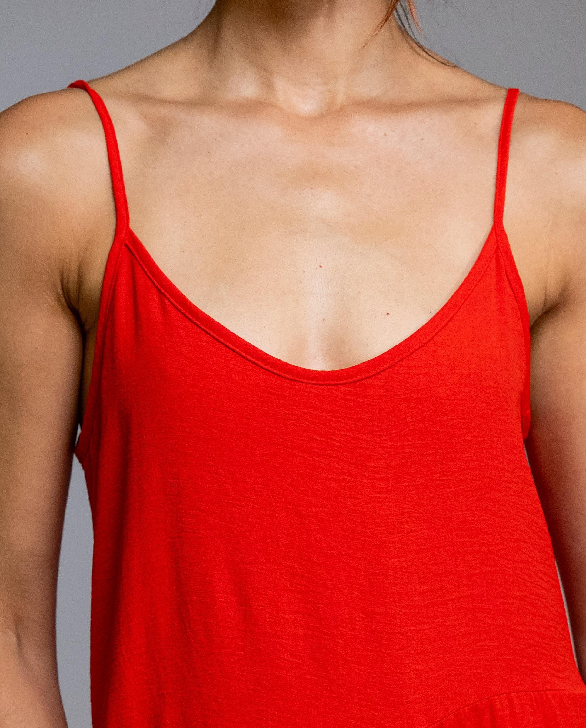 Vestido largo Señoretta confeccionado en poliéster 100%, ligero, fluido y muy cómodo. Diseño de tirantes finos con escote redondeado y corte evasé que aporta movimiento y estiliza la silueta. Su combinación de colores le da un aire moderno y veraniego, ideal para el día a día o para ocasiones informales. Un modelo fresco, fácil de llevar y de mantener

Composición: 100% Poliéster.

Se recomienda lavar a mano o en lavadora hasta 30º. No usar lejía, planchar suavemente del revés hasta 110º y no usar secadora.