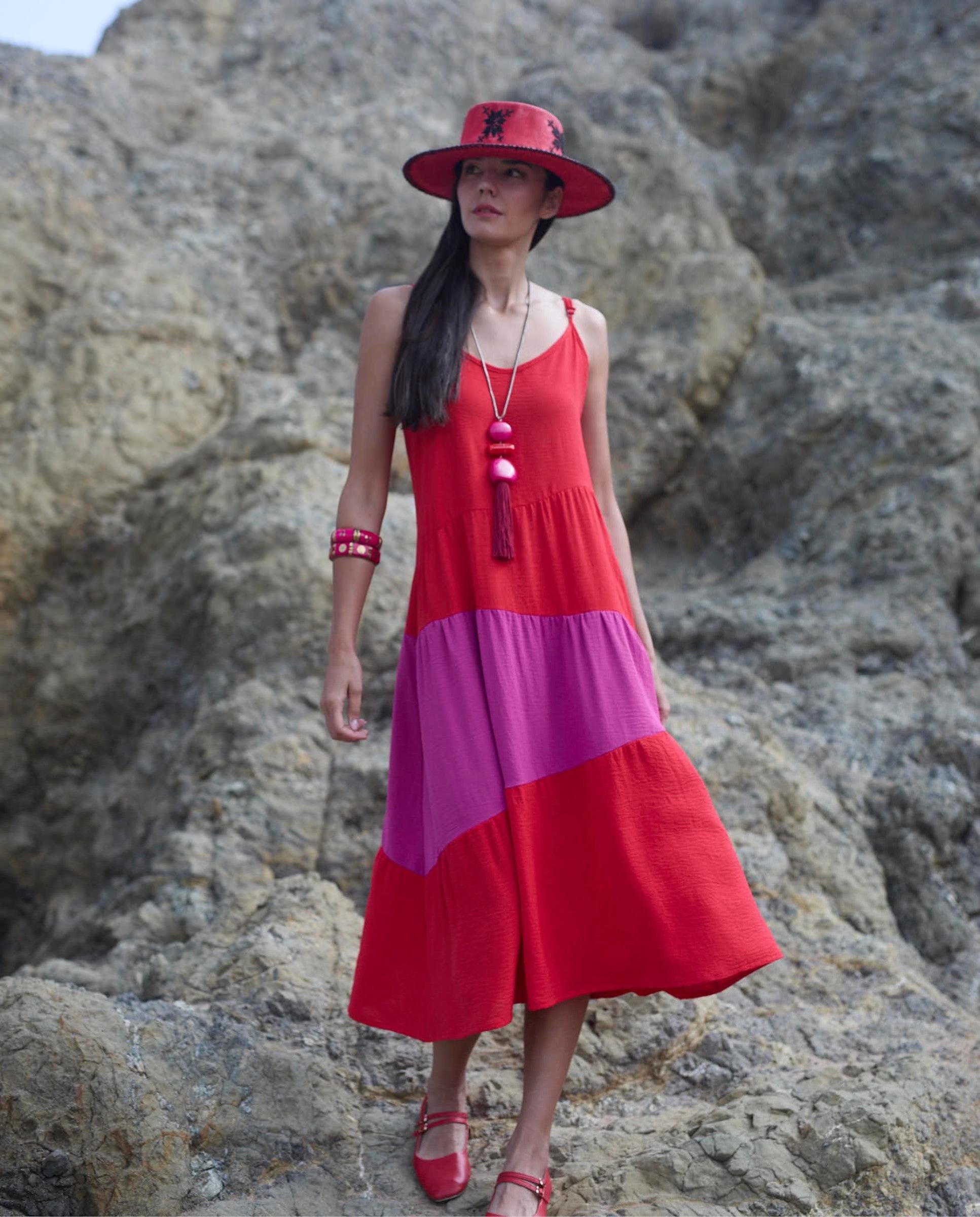 Vestido largo Señoretta confeccionado en poliéster 100%, ligero, fluido y muy cómodo. Diseño de tirantes finos con escote redondeado y corte evasé que aporta movimiento y estiliza la silueta. Su combinación de colores le da un aire moderno y veraniego, ideal para el día a día o para ocasiones informales. Un modelo fresco, fácil de llevar y de mantener

Composición: 100% Poliéster.

Se recomienda lavar a mano o en lavadora hasta 30º. No usar lejía, planchar suavemente del revés hasta 110º y no usar secadora.