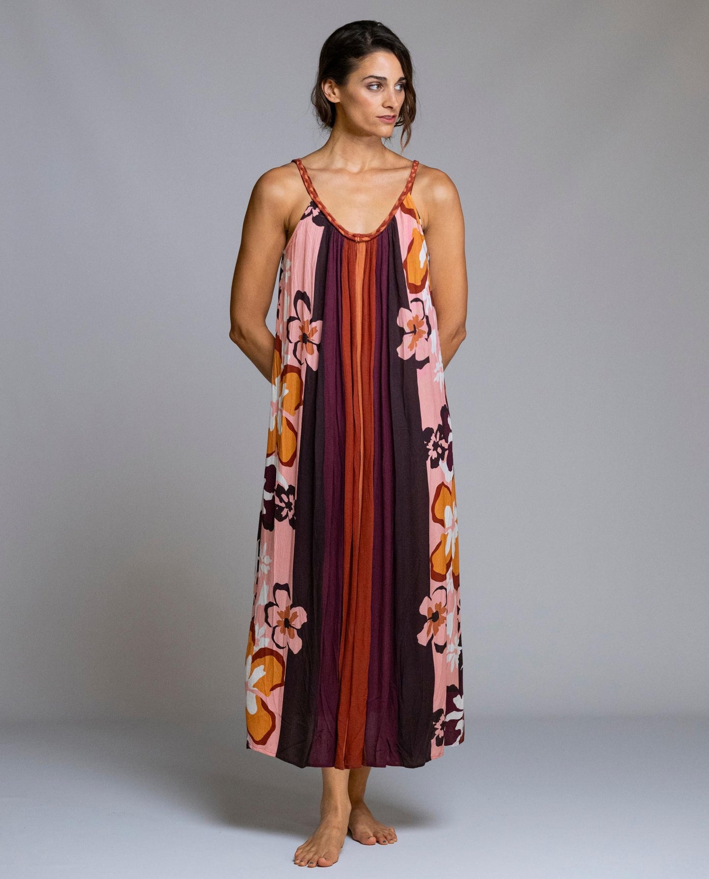 Vestido largo Señoretta confeccionado en viscosa 100%, ligero, fluido y muy agradable al tacto. Diseño sin mangas con tirantes finos y escote redondeado, que aporta frescura y feminidad. Su corte amplio y caída suelta realza el movimiento del tejido y garantiza máxima comodidad. El estampado floral combinado con franjas verticales estiliza la silueta y añade un toque sofisticado y veraniego. Ideal para días cálidos, vacaciones o looks relajados con estilo.

Composición: 100% Viscosa.

Se recomienda lavar a 