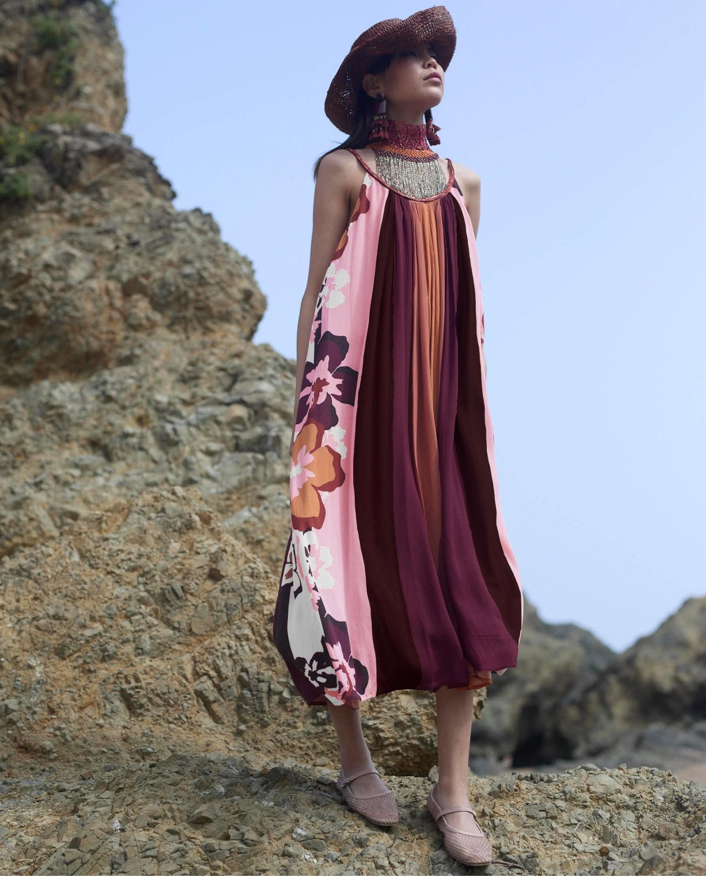 Vestido largo Señoretta confeccionado en viscosa 100%, ligero, fluido y muy agradable al tacto. Diseño sin mangas con tirantes finos y escote redondeado, que aporta frescura y feminidad. Su corte amplio y caída suelta realza el movimiento del tejido y garantiza máxima comodidad. El estampado floral combinado con franjas verticales estiliza la silueta y añade un toque sofisticado y veraniego. Ideal para días cálidos, vacaciones o looks relajados con estilo.

Composición: 100% Viscosa.

Se recomienda lavar a 