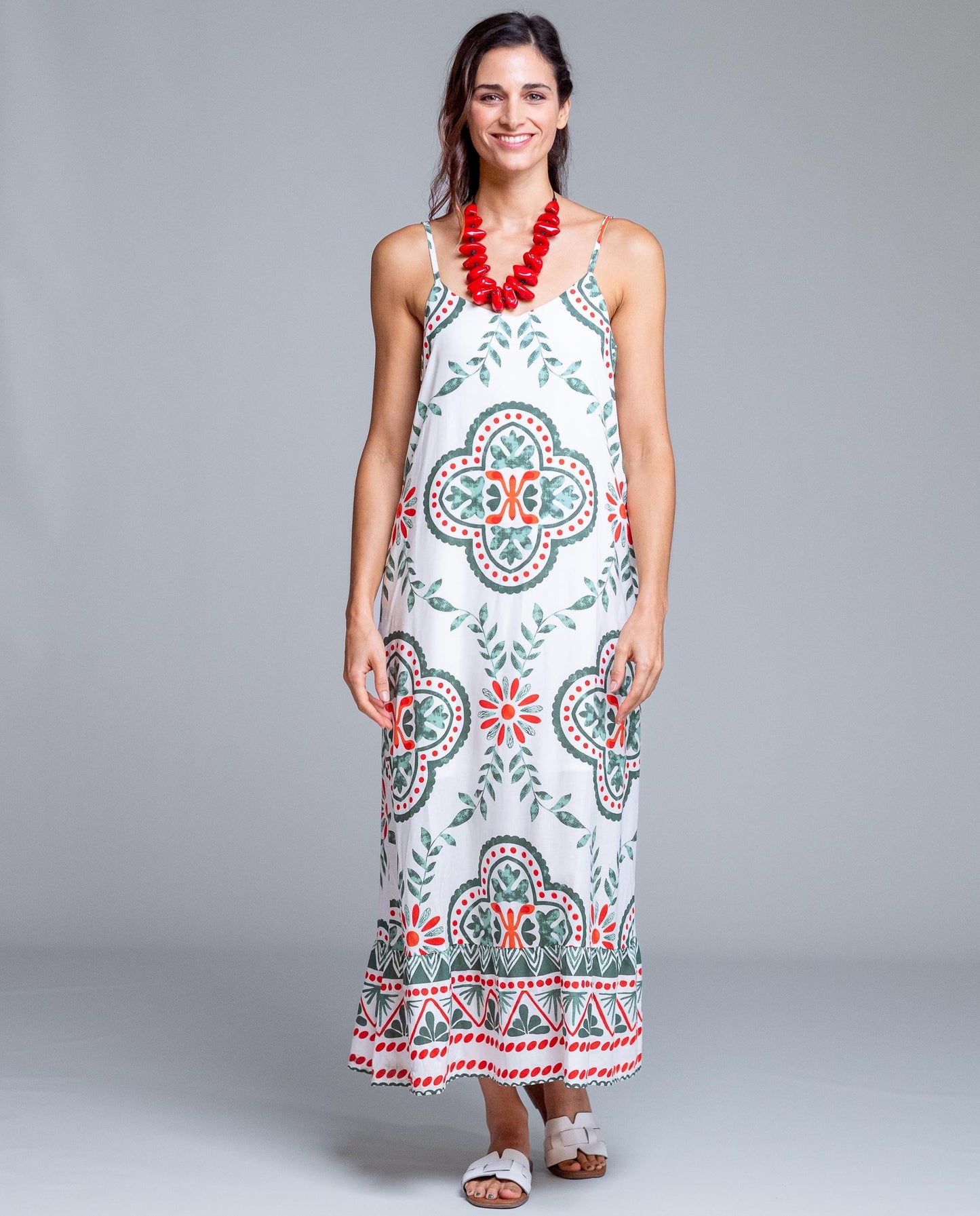 Vestido largo de tirantes de Señoretta Streetwear con diseño fluido y corte recto que estiliza la silueta. Destaca por su estampado geométrico de inspiración mediterránea en tonos verdes y rojos sobre fondo claro, aportando frescura y personalidad. Confeccionado en tejido ligero y cómodo, es perfecto para los días de verano, escapadas o eventos informales. Combínalo con sandalias para un look casual o con accesorios llamativos para un estilo más sofisticado.

Composición: 100% Viscosa.&nbsp;

Se recomienda 