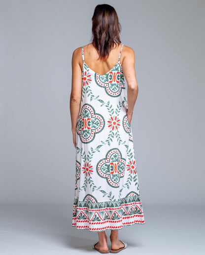 Vestido largo de tirantes de Señoretta Streetwear con diseño fluido y corte recto que estiliza la silueta. Destaca por su estampado geométrico de inspiración mediterránea en tonos verdes y rojos sobre fondo claro, aportando frescura y personalidad. Confeccionado en tejido ligero y cómodo, es perfecto para los días de verano, escapadas o eventos informales. Combínalo con sandalias para un look casual o con accesorios llamativos para un estilo más sofisticado.

Composición: 100% Viscosa.&nbsp;

Se recomienda 