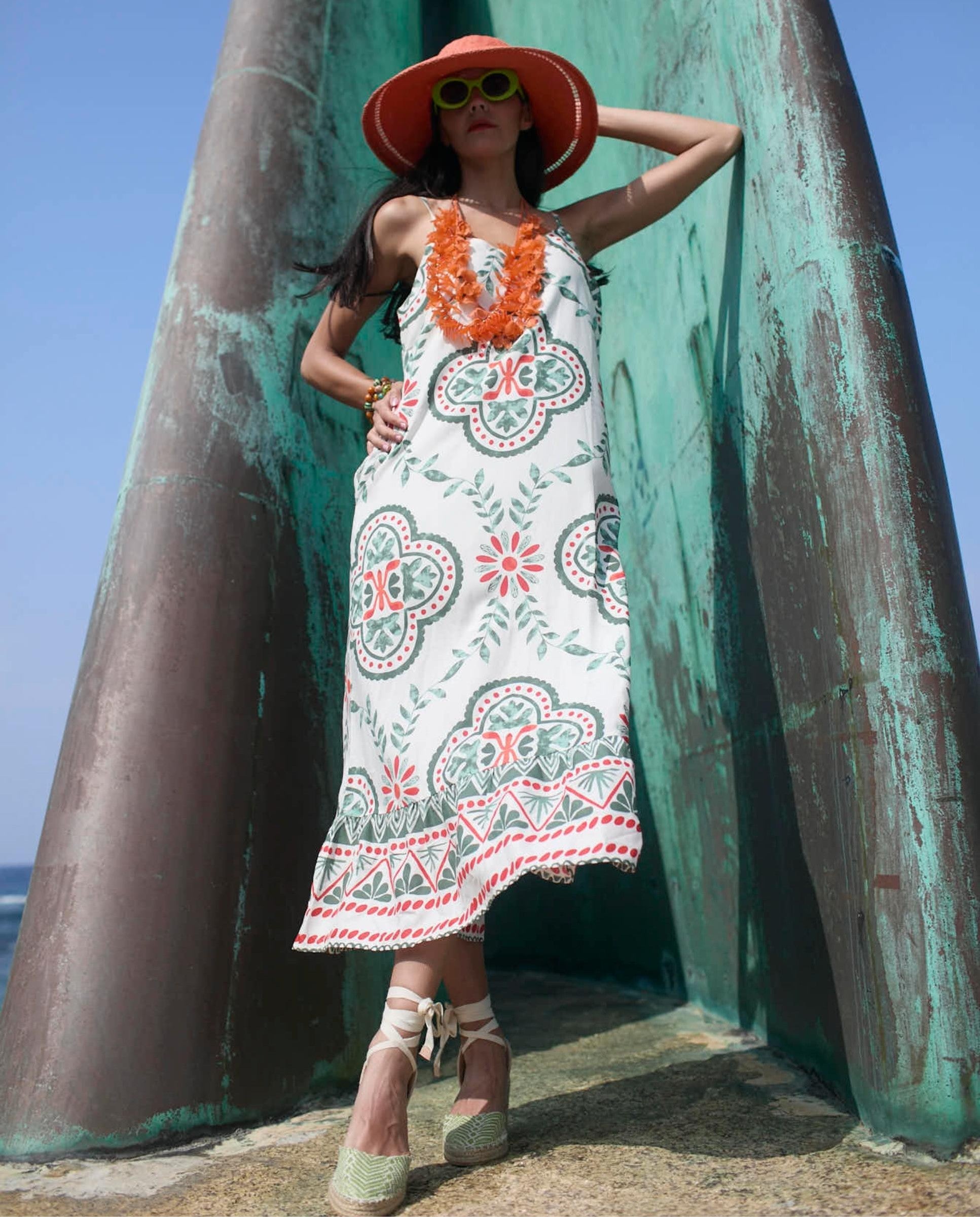 Vestido largo de tirantes de Señoretta Streetwear con diseño fluido y corte recto que estiliza la silueta. Destaca por su estampado geométrico de inspiración mediterránea en tonos verdes y rojos sobre fondo claro, aportando frescura y personalidad. Confeccionado en tejido ligero y cómodo, es perfecto para los días de verano, escapadas o eventos informales. Combínalo con sandalias para un look casual o con accesorios llamativos para un estilo más sofisticado.

Composición: 100% Viscosa.&nbsp;

Se recomienda 