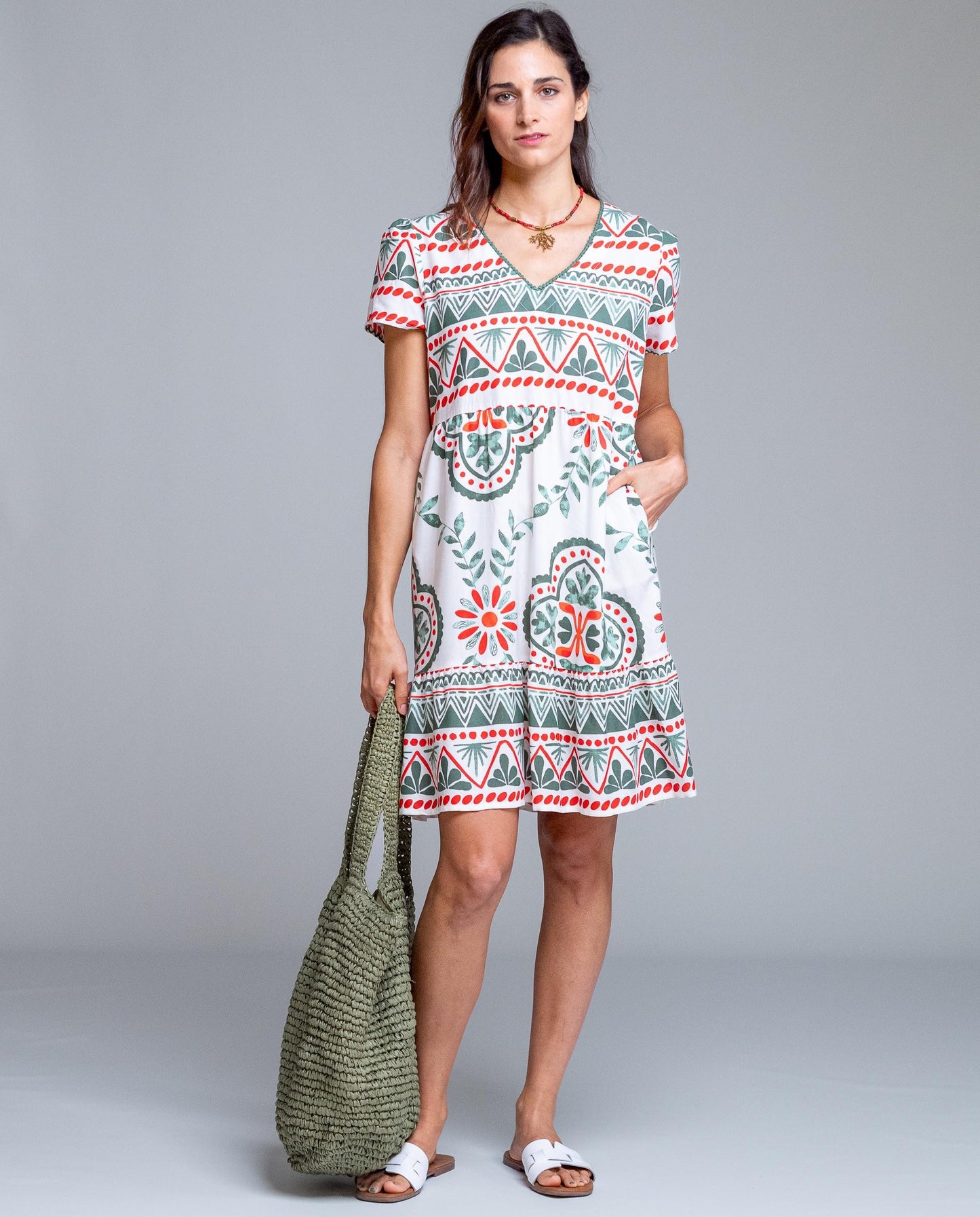 Vestido corto de manga corta de Señoretta Streetwear con favorecedor escote en pico y corte fluido que aporta comodidad y movimiento. Su estampado geométrico de inspiración mediterránea en tonos verdes y rojos sobre fondo claro lo convierte en una prenda fresca y versátil para la temporada primavera-verano. Incorpora bolsillos laterales que añaden funcionalidad sin perder estilo. Perfecto para combinar con sandalias planas y bolso de fibras naturales para un look relajado.

Composición: 100% Viscosa.

Se re