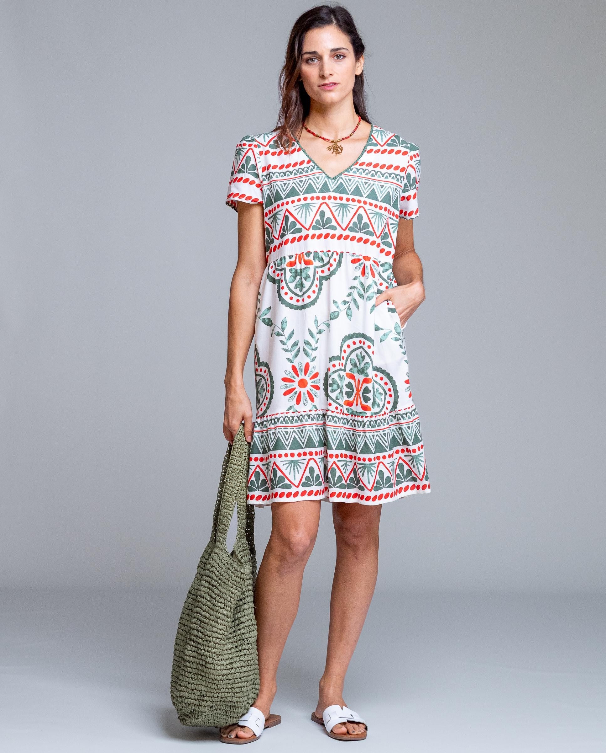 Vestido corto de manga corta de Señoretta Streetwear con favorecedor escote en pico y corte fluido que aporta comodidad y movimiento. Su estampado geométrico de inspiración mediterránea en tonos verdes y rojos sobre fondo claro lo convierte en una prenda fresca y versátil para la temporada primavera-verano. Incorpora bolsillos laterales que añaden funcionalidad sin perder estilo. Perfecto para combinar con sandalias planas y bolso de fibras naturales para un look relajado.

Composición: 100% Viscosa.

Se re