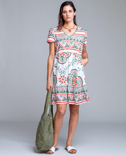 Vestido corto de manga corta de Señoretta Streetwear con favorecedor escote en pico y corte fluido que aporta comodidad y movimiento. Su estampado geométrico de inspiración mediterránea en tonos verdes y rojos sobre fondo claro lo convierte en una prenda fresca y versátil para la temporada primavera-verano. Incorpora bolsillos laterales que añaden funcionalidad sin perder estilo. Perfecto para combinar con sandalias planas y bolso de fibras naturales para un look relajado.

Composición: 100% Viscosa.

Se re