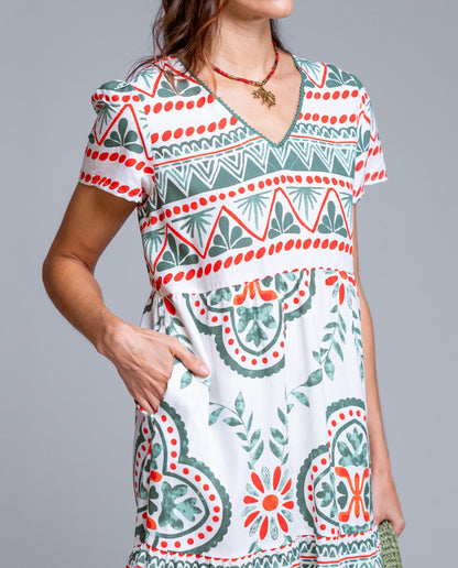 Vestido corto de manga corta de Señoretta Streetwear con favorecedor escote en pico y corte fluido que aporta comodidad y movimiento. Su estampado geométrico de inspiración mediterránea en tonos verdes y rojos sobre fondo claro lo convierte en una prenda fresca y versátil para la temporada primavera-verano. Incorpora bolsillos laterales que añaden funcionalidad sin perder estilo. Perfecto para combinar con sandalias planas y bolso de fibras naturales para un look relajado.

Composición: 100% Viscosa.

Se re