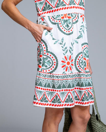 Vestido corto de manga corta de Señoretta Streetwear con favorecedor escote en pico y corte fluido que aporta comodidad y movimiento. Su estampado geométrico de inspiración mediterránea en tonos verdes y rojos sobre fondo claro lo convierte en una prenda fresca y versátil para la temporada primavera-verano. Incorpora bolsillos laterales que añaden funcionalidad sin perder estilo. Perfecto para combinar con sandalias planas y bolso de fibras naturales para un look relajado.

Composición: 100% Viscosa.

Se re