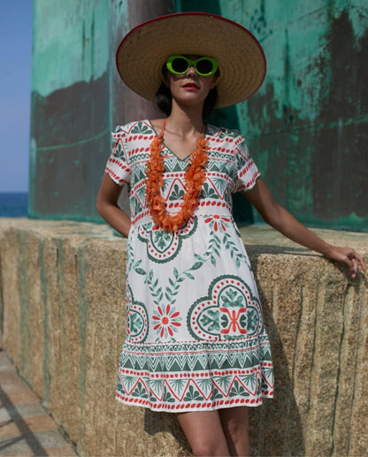 Vestido corto de manga corta de Señoretta Streetwear con favorecedor escote en pico y corte fluido que aporta comodidad y movimiento. Su estampado geométrico de inspiración mediterránea en tonos verdes y rojos sobre fondo claro lo convierte en una prenda fresca y versátil para la temporada primavera-verano. Incorpora bolsillos laterales que añaden funcionalidad sin perder estilo. Perfecto para combinar con sandalias planas y bolso de fibras naturales para un look relajado.

Composición: 100% Viscosa.

Se re