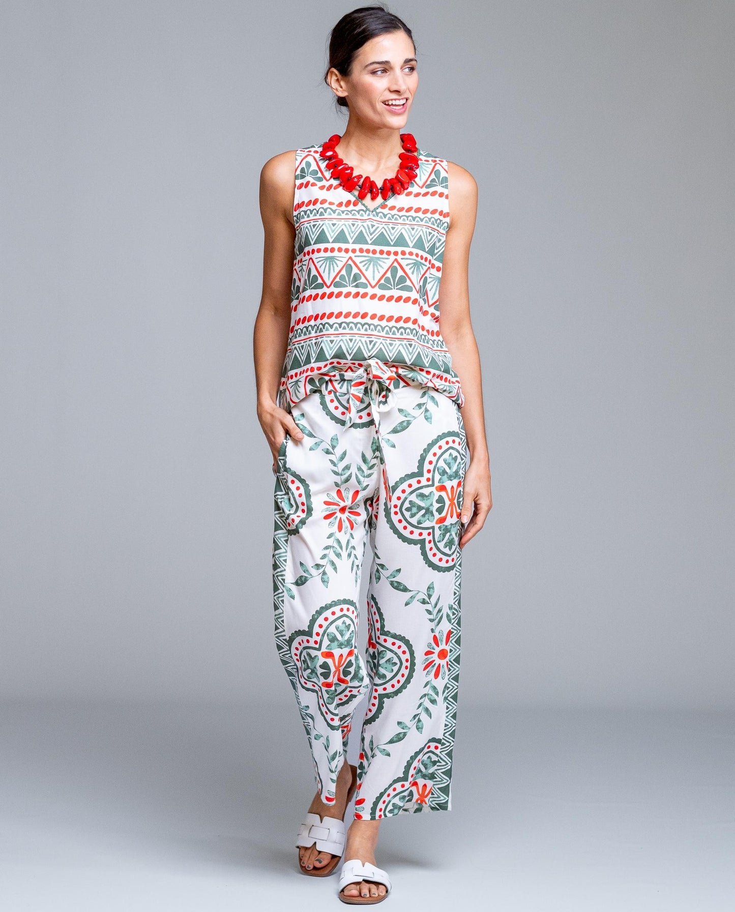 Pantalón estampado de mujer de la marca Señoretta Street, una prenda fresca y actual que combina comodidad y estilo. Con cintura elástica y lazada ajustable, ofrece un ajuste cómodo y favorecedor. Su tejido ligero y fluido aporta movimiento, mientras que el estampado floral y geométrico en tonos verdes y rojos sobre fondo claro añade un toque original y veraniego. Perfecto para crear looks desenfadados con sandalias o combinar con su camiseta a juego para un conjunto coordinado.

Composición: 100% Viscosa.
