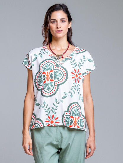Camiseta de mujer estampada con diseño geométrico y floral en tonos verde y coral, perfecta para un look fresco y actual. Con cuello pico y manga corta caída, ofrece un ajuste cómodo y favorecedor que estiliza la silueta. Su tejido ligero y suave la convierte en una prenda ideal para primavera y verano, fácil de combinar con pantalones lisos, shorts o faldas. Una camiseta versátil y femenina que aporta color y personalidad a tus outfits diarios. Ideal para looks casual y urbanos.

Composición: 100% Viscosa.