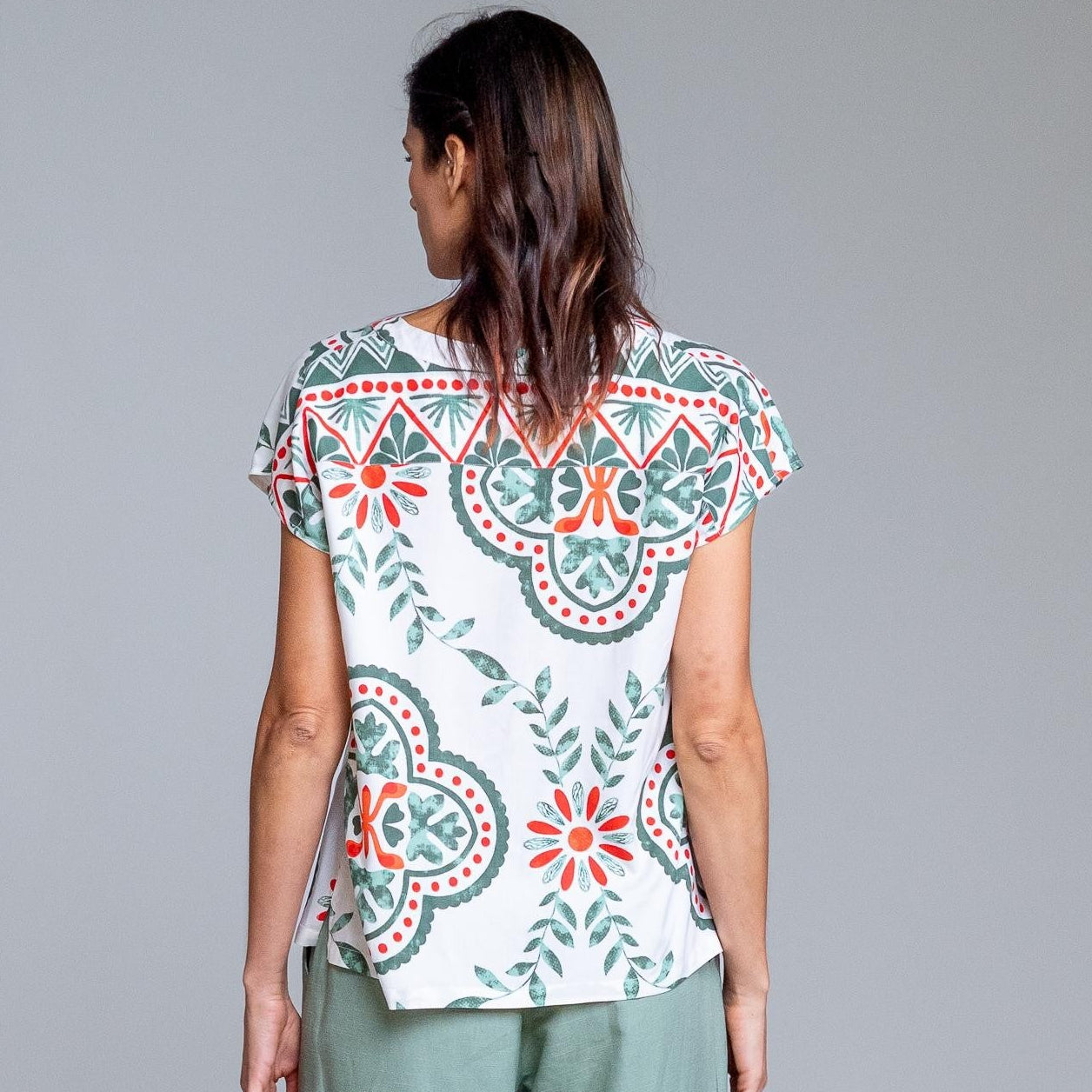 Camiseta de mujer estampada con diseño geométrico y floral en tonos verde y coral, perfecta para un look fresco y actual. Con cuello pico y manga corta caída, ofrece un ajuste cómodo y favorecedor que estiliza la silueta. Su tejido ligero y suave la convierte en una prenda ideal para primavera y verano, fácil de combinar con pantalones lisos, shorts o faldas. Una camiseta versátil y femenina que aporta color y personalidad a tus outfits diarios. Ideal para looks casual y urbanos.

Composición: 100% Viscosa.
