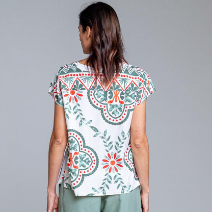 Camiseta de mujer estampada con diseño geométrico y floral en tonos verde y coral, perfecta para un look fresco y actual. Con cuello pico y manga corta caída, ofrece un ajuste cómodo y favorecedor que estiliza la silueta. Su tejido ligero y suave la convierte en una prenda ideal para primavera y verano, fácil de combinar con pantalones lisos, shorts o faldas. Una camiseta versátil y femenina que aporta color y personalidad a tus outfits diarios. Ideal para looks casual y urbanos.

Composición: 100% Viscosa.