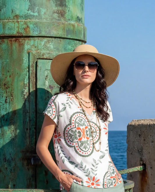 Camiseta de mujer estampada con diseño geométrico y floral en tonos verde y coral, perfecta para un look fresco y actual. Con cuello pico y manga corta caída, ofrece un ajuste cómodo y favorecedor que estiliza la silueta. Su tejido ligero y suave la convierte en una prenda ideal para primavera y verano, fácil de combinar con pantalones lisos, shorts o faldas. Una camiseta versátil y femenina que aporta color y personalidad a tus outfits diarios. Ideal para looks casual y urbanos.

Composición: 100% Viscosa.
